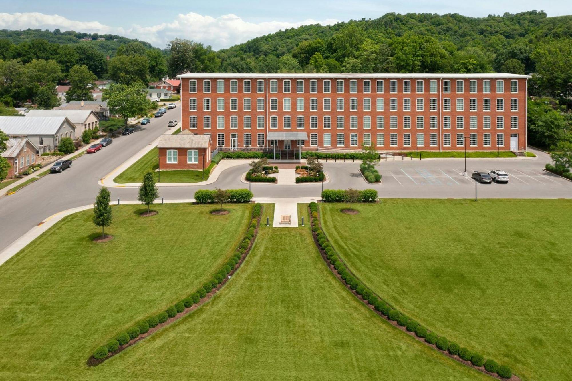 Fairfield Inn & Suites Madison Historic Eagle Cotton Mill Екстер'єр фото